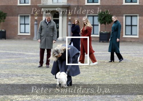 Den Haag 22 december 2023
Fotouurtje met Koning Willem Alexander Koningin Maxima Prinses Amalia Prinses Alexia Prinses Ariane en hun hondje Mambo bij Huis ten Bosch .