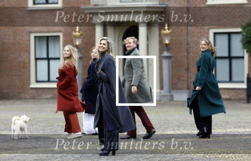 Den Haag 22 december 2023
Fotouurtje met Koning Willem Alexander Koningin Maxima Prinses Amalia Prinses Alexia Prinses Ariane en hun hondje Mambo bij Huis ten Bosch .