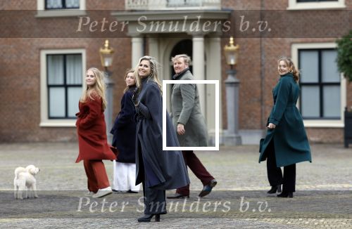 Den Haag 22 december 2023
Fotouurtje met Koning Willem Alexander Koningin Maxima Prinses Amalia Prinses Alexia Prinses Ariane en hun hondje Mambo bij Huis ten Bosch .