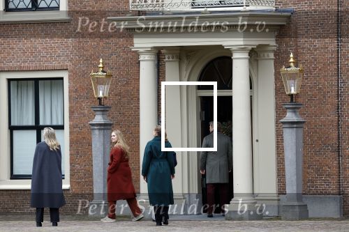 Den Haag 22 december 2023
Fotouurtje met Koning Willem Alexander Koningin Maxima Prinses Amalia Prinses Alexia Prinses Ariane en hun hondje Mambo bij Huis ten Bosch .