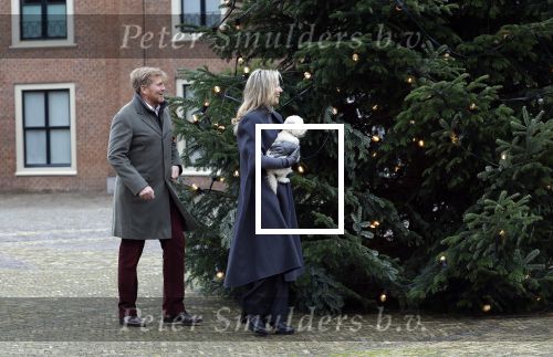 Den Haag 22 december 2023
Fotouurtje met Koning Willem Alexander Koningin Maxima Prinses Amalia Prinses Alexia Prinses Ariane en hun hondje Mambo bij Huis ten Bosch .