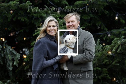 Den Haag 22 december 2023
Fotouurtje met Koning Willem Alexander Koningin Maxima Prinses Amalia Prinses Alexia Prinses Ariane en hun hondje Mambo bij Huis ten Bosch .