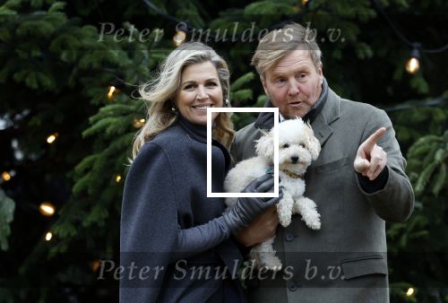 Den Haag 22 december 2023
Fotouurtje met Koning Willem Alexander Koningin Maxima Prinses Amalia Prinses Alexia Prinses Ariane en hun hondje Mambo bij Huis ten Bosch .