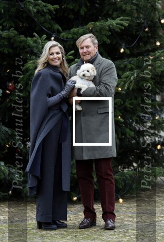 Den Haag 22 december 2023
Fotouurtje met Koning Willem Alexander Koningin Maxima Prinses Amalia Prinses Alexia Prinses Ariane en hun hondje Mambo bij Huis ten Bosch .