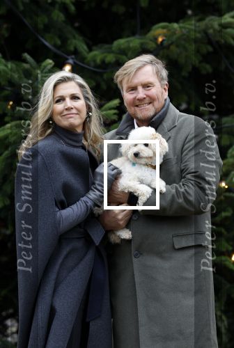 Den Haag 22 december 2023
Fotouurtje met Koning Willem Alexander Koningin Maxima Prinses Amalia Prinses Alexia Prinses Ariane en hun hondje Mambo bij Huis ten Bosch .
