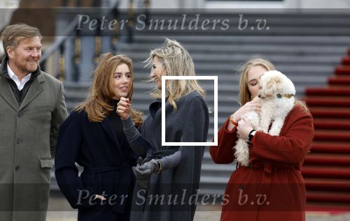 Den Haag 22 december 2023
Fotouurtje met Koning Willem Alexander Koningin Maxima Prinses Amalia Prinses Alexia Prinses Ariane en hun hondje Mambo bij Huis ten Bosch .