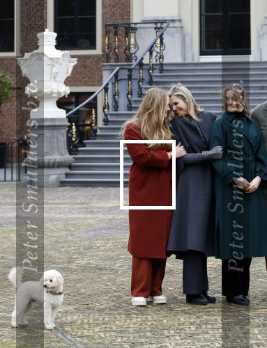 Den Haag 22 december 2023
Fotouurtje met Koning Willem Alexander Koningin Maxima Prinses Amalia Prinses Alexia Prinses Ariane en hun hondje Mambo bij Huis ten Bosch .