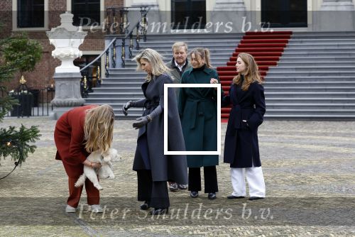 Den Haag 22 december 2023
Fotouurtje met Koning Willem Alexander Koningin Maxima Prinses Amalia Prinses Alexia Prinses Ariane en hun hondje Mambo bij Huis ten Bosch .