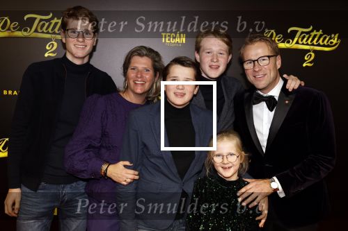 Amsterdam 12 december 2023
Premiere de tata\'s in Tuschinski. Leo Alkemade met vrouw en kinderen