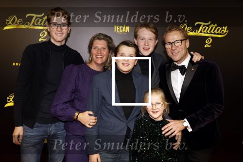 Amsterdam 12 december 2023
Premiere de tata\'s in Tuschinski. Leo Alkemade met vrouw en kinderen