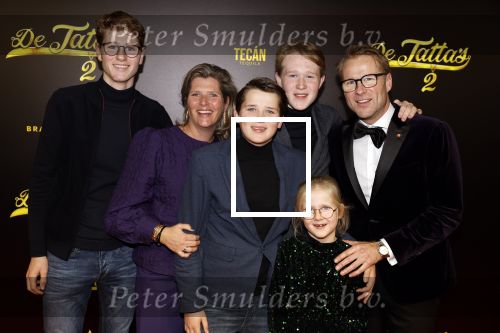 Amsterdam 12 december 2023
Premiere de tata\'s in Tuschinski. Leo Alkemade met vrouw en kinderen