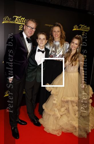 Amsterdam 12 december 2023
Premiere de tata\'s in Tuschinski. Leo Alkemade Leonie ter Braak Sterre Koning en Sem v d Horst