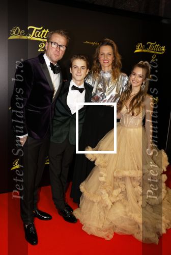 Amsterdam 12 december 2023
Premiere de tata\'s in Tuschinski. Leo Alkemade Leonie ter Braak Sterre Koning en Sem v d Horst