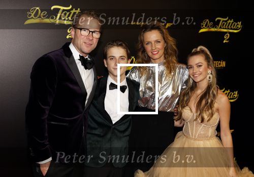 Amsterdam 12 december 2023
Premiere de tata\'s in Tuschinski. Leo Alkemade Leonie ter Braak Sterre Koning en Sem v d Horst