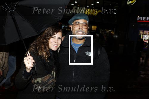 Amsterdam 12 december 2023
Premiere de tata\'s in Tuschinski. London loy met vrouw