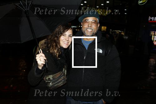 Amsterdam 12 december 2023
Premiere de tata\'s in Tuschinski. London loy met vrouw