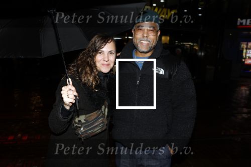 Amsterdam 12 december 2023
Premiere de tata\'s in Tuschinski. London loy met vrouw