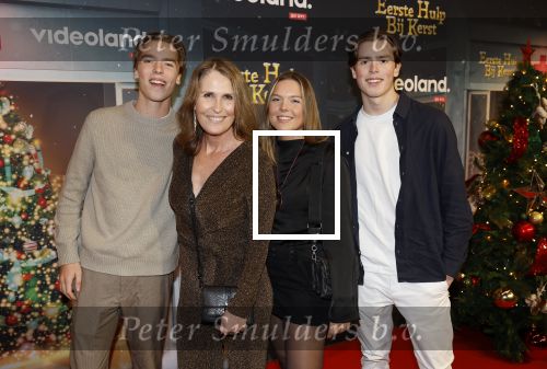 Amsterdam 6 december 2023
Premiere eerste hulp bij kerst  in Pathe Noord van Videoland. Lotta Magnusson met haar kinderen