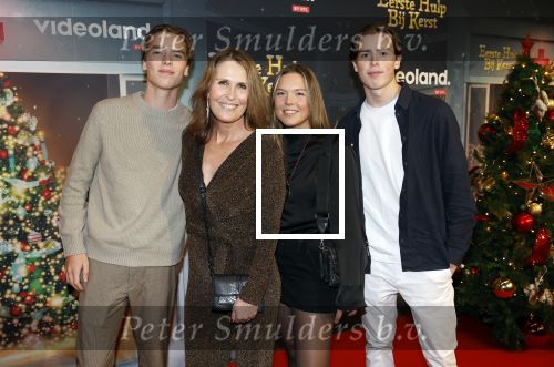 Amsterdam 6 december 2023
Premiere eerste hulp bij kerst  in Pathe Noord van Videoland. Lotta Magnusson met haar kinderen