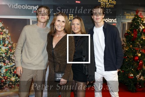 Amsterdam 6 december 2023
Premiere eerste hulp bij kerst  in Pathe Noord van Videoland. Lotta Magnusson met haar kinderen