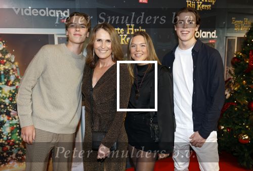 Amsterdam 6 december 2023
Premiere eerste hulp bij kerst  in Pathe Noord van Videoland. Lotta Magnusson met haar kinderen