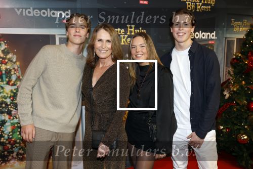 Amsterdam 6 december 2023
Premiere eerste hulp bij kerst  in Pathe Noord van Videoland. Lotta Magnusson met haar kinderen