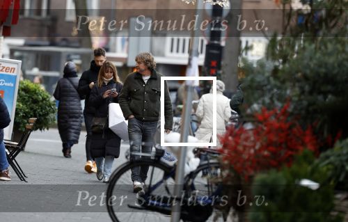 Amsterdam 23 december 2023
Nada v Nie doet samen met haar man kerstinkopen in Amsterdam zuid.