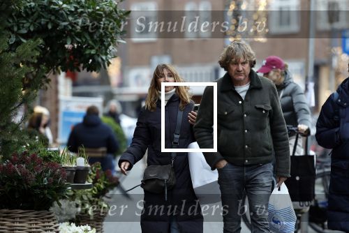 Amsterdam 23 december 2023
Nada v Nie doet samen met haar man kerstinkopen in Amsterdam zuid.