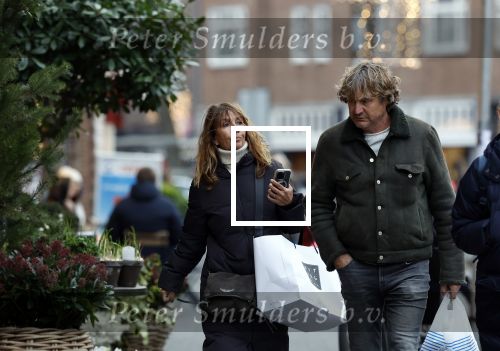 Amsterdam 23 december 2023
Nada v Nie doet samen met haar man kerstinkopen in Amsterdam zuid.