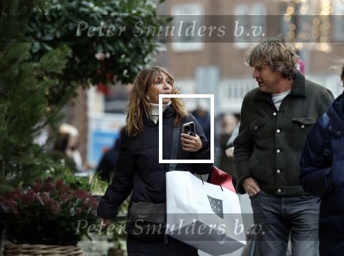 Amsterdam 23 december 2023
Nada v Nie doet samen met haar man kerstinkopen in Amsterdam zuid.