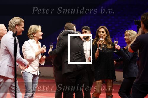 Rotterdam 30 december 2023
Surprise feestje voor Frans Bauer zijn 50e verjaardag in Ahoy. Frans Kwam met zijn vrouw Mariska Bauer en hun zonen Christiaan Frans Jr Lucas en Jan . Frans werd heel emotioneel toen hij aan kwam . In het circus werd er opgetreden door oa Patty Brard Thomas Berge en Emiel Hartkamp.