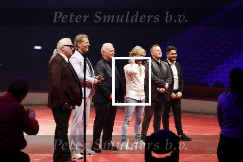 Rotterdam 30 december 2023
Surprise feestje voor Frans Bauer zijn 50e verjaardag in Ahoy. Frans Kwam met zijn vrouw Mariska Bauer en hun zonen Christiaan Frans Jr Lucas en Jan . Frans werd heel emotioneel toen hij aan kwam . In het circus werd er opgetreden door oa Patty Brard Thomas Berge Rene Schuurmans  Emiel Hartkamp Otto Lagerfett Ammar en...