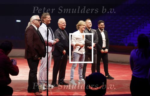 Rotterdam 30 december 2023
Surprise feestje voor Frans Bauer zijn 50e verjaardag in Ahoy. Frans Kwam met zijn vrouw Mariska Bauer en hun zonen Christiaan Frans Jr Lucas en Jan . Frans werd heel emotioneel toen hij aan kwam . In het circus werd er opgetreden door oa Patty Brard Thomas Berge Rene Schuurmans  Emiel Hartkamp Otto Lagerfett Ammar en...
