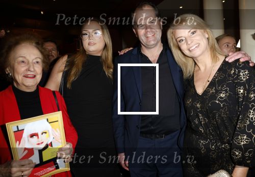 Amsterdam 20 december 2023
Premiere kerstcircus in Carre. Pernille la Lau met moeder dochter en ...