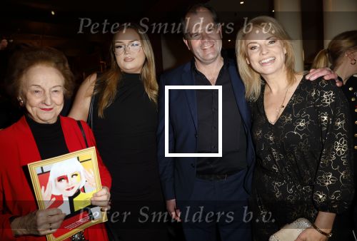 Amsterdam 20 december 2023
Premiere kerstcircus in Carre. Pernille la Lau met moeder dochter en ...