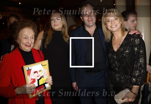 Amsterdam 20 december 2023
Premiere kerstcircus in Carre. Pernille la Lau met moeder dochter en ...