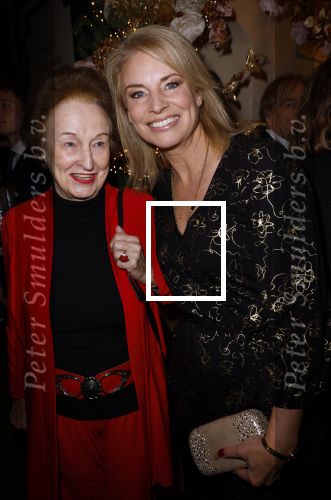 Amsterdam 20 december 2023
Premiere kerstcircus in Carre. Pernille la Lau met moeder dochter en ...