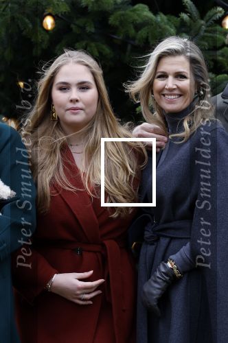 Den Haag 22 december 2023
Fotouurtje met Koning Willem Alexander Koningin Maxima Prinses Amalia Prinses Alexia Prinses Ariane en hun hondje Mambo bij Huis ten Bosch .