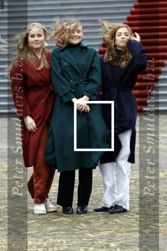 Den Haag 22 december 2023
Fotouurtje met Koning Willem Alexander Koningin Maxima Prinses Amalia Prinses Alexia Prinses Ariane en hun hondje Mambo bij Huis ten Bosch .