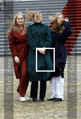 Den Haag 22 december 2023
Fotouurtje met Koning Willem Alexander Koningin Maxima Prinses Amalia Prinses Alexia Prinses Ariane en hun hondje Mambo bij Huis ten Bosch .