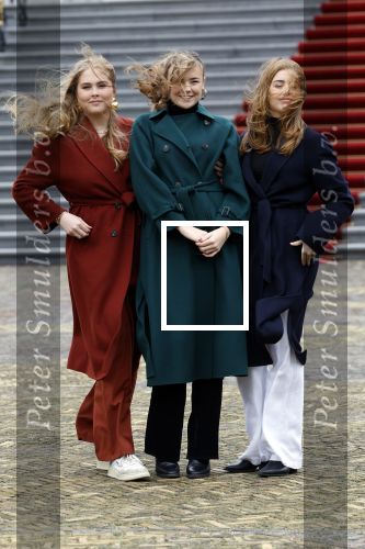 Den Haag 22 december 2023
Fotouurtje met Koning Willem Alexander Koningin Maxima Prinses Amalia Prinses Alexia Prinses Ariane en hun hondje Mambo bij Huis ten Bosch .