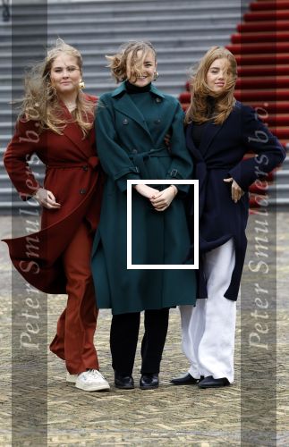 Den Haag 22 december 2023
Fotouurtje met Koning Willem Alexander Koningin Maxima Prinses Amalia Prinses Alexia Prinses Ariane en hun hondje Mambo bij Huis ten Bosch .