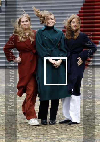 Den Haag 22 december 2023
Fotouurtje met Koning Willem Alexander Koningin Maxima Prinses Amalia Prinses Alexia Prinses Ariane en hun hondje Mambo bij Huis ten Bosch .