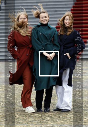 Den Haag 22 december 2023
Fotouurtje met Koning Willem Alexander Koningin Maxima Prinses Amalia Prinses Alexia Prinses Ariane en hun hondje Mambo bij Huis ten Bosch .