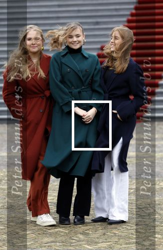 Den Haag 22 december 2023
Fotouurtje met Koning Willem Alexander Koningin Maxima Prinses Amalia Prinses Alexia Prinses Ariane en hun hondje Mambo bij Huis ten Bosch .
