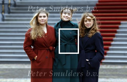 Den Haag 22 december 2023
Fotouurtje met Koning Willem Alexander Koningin Maxima Prinses Amalia Prinses Alexia Prinses Ariane en hun hondje Mambo bij Huis ten Bosch .