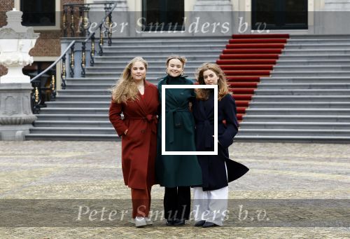 Den Haag 22 december 2023
Fotouurtje met Koning Willem Alexander Koningin Maxima Prinses Amalia Prinses Alexia Prinses Ariane en hun hondje Mambo bij Huis ten Bosch .
