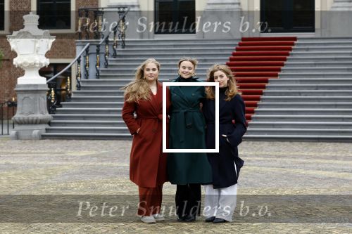 Den Haag 22 december 2023
Fotouurtje met Koning Willem Alexander Koningin Maxima Prinses Amalia Prinses Alexia Prinses Ariane en hun hondje Mambo bij Huis ten Bosch .