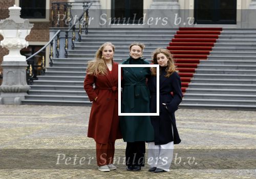 Den Haag 22 december 2023
Fotouurtje met Koning Willem Alexander Koningin Maxima Prinses Amalia Prinses Alexia Prinses Ariane en hun hondje Mambo bij Huis ten Bosch .
