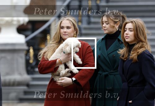 Den Haag 22 december 2023
Fotouurtje met Koning Willem Alexander Koningin Maxima Prinses Amalia Prinses Alexia Prinses Ariane en hun hondje Mambo bij Huis ten Bosch .